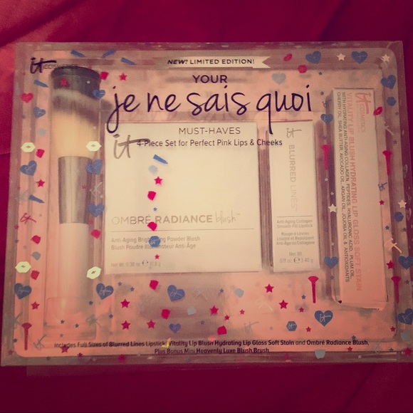 it cosmetics Other - IT Cosmetics Limited Edition 4-Piece Makeup HP🎉